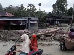 Banjir Bandang Pasaman, Jalur Padang-Medan Terganggu
