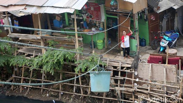 Potret Warung Eretan di Pinggir Kali Mampang
