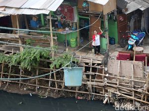 Potret Warung Eretan di Pinggir Kali Mampang