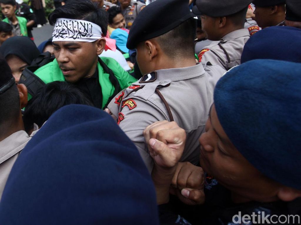 Saling Dorong Warnai Aksi untuk Uighur di Kedubes China Saling Dorong Warnai Aksi untuk Uighur di Kedubes China