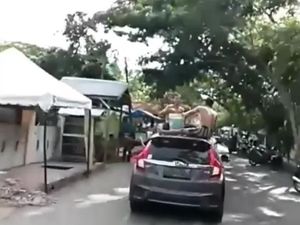 Di Bulukumba, Remaja Mandi di Atap Mobil yang Melaju di Jalanan