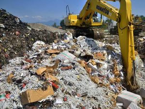 Bea Cukai Musnahkan Jutaan Batang Rokok Ilegal di Kudus