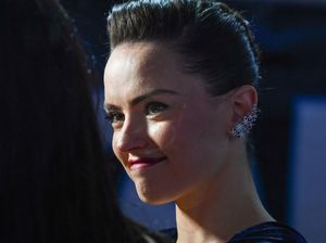 Bintang Star Wars Daisy Ridley Kena Penyakit Graves, Jadi Mudah Tersinggung Bintang Star Wars Daisy Ridley Kena Penyakit Graves, Jadi Mudah Tersinggung