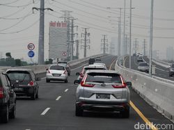 Kelakuan Pengendara di Tol Layang, Pipis hingga Masuk Bahu Jalan