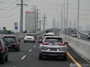 Kelakuan Pengendara di Tol Layang, Pipis hingga Masuk Bahu Jalan Kelakuan Pengendara di Tol Layang, Pipis hingga Masuk Bahu Jalan