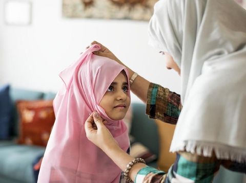 Bunda bisa ajari si kecil niat dan tata cara salat gerhana