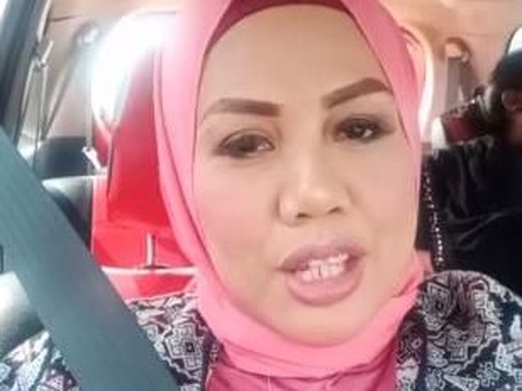 Benarkah Potong Gigi karena Berondong? Elly Sugigi Menjawab Benarkah Potong Gigi karena Berondong? Elly Sugigi Menjawab