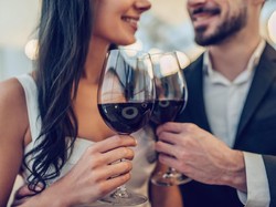 Pamer Kemesraan di Restoran, Pasangan Ini Dipukul oleh Pengunjung Lain