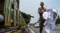 Satpol PP Tertibkan Bendera Parpol di Senayan