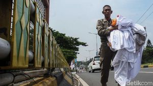 Satpol PP Tertibkan Bendera Parpol di Senayan