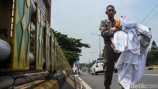 Satpol PP Tertibkan Bendera Parpol di Senayan