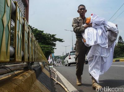 Satpol PP Tertibkan Bendera Parpol di Senayan