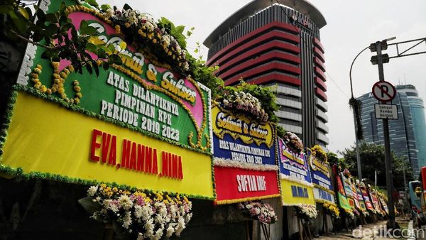 Deretan Karangan Bunga Mejeng Untuk Pimpinan Baru KPK
