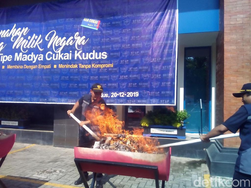 Bea Cukai Kudus Musnahkan 20 Ton Sitaan, Termasuk 11 Juta Batang Rokok Bea Cukai Kudus Musnahkan 20 Ton Sitaan, Termasuk 11 Juta Batang Rokok