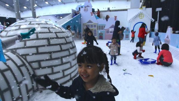 Nikmati Suasana Musim Dingin di ICEFEST