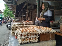 Dampak PSBB Jakarta dan Surabaya, Harga Telur Ayam Peternak Blitar Anjlok