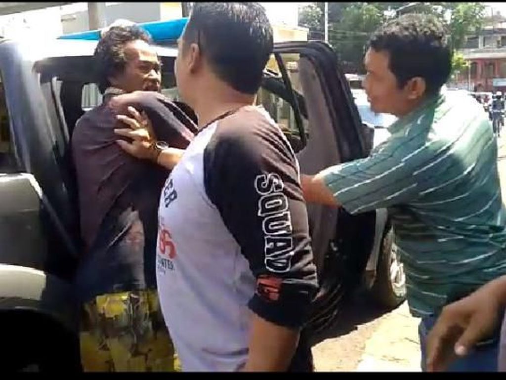 Psikolog: Perobek Al Quran di Tasikmalaya Alami Skizofrenia Psikolog: Perobek Al Quran di Tasikmalaya Alami Skizofrenia