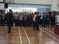 Momen Pelukan Ketua Dewas KPK Tumpak dan Eks Pimpinan KPK Ruki