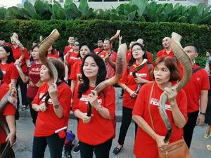 Unik! Alat Musik dari Tanduk Rusa Meriahkan Christmas Carol di Bundaran HI