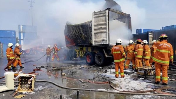 Petugas Damkar Padamkan Truk Kontainer yang Terbakar di Tanjung Perak