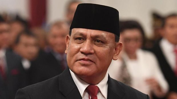 Ketua KPK Firli Bahuri mengikuti upacara pelantikan Pimpinan dan Dewan Pengawas KPK di Istana Negara, Jakarta, Jumat (20/12/2019). Presiden Joko Widodo melantik lima pimpinan KPK periode 2019-2023 yakni Firli Bahuri, Alexander Marwata, Lili Pintauli Siregar, Nawawi Pomolango dan Nurul Ghufron. ANTARA FOTO/Akbar Nugroho Gumay/wsj.