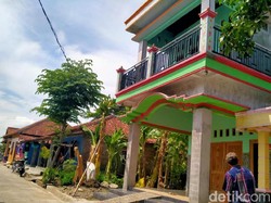 Kata Tetangga Soal Pemilik Rumah Berlantai 2 Berstiker Miskin