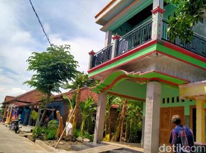 Kata Tetangga Soal Pemilik Rumah Berlantai 2 Berstiker Miskin Kata Tetangga Soal Pemilik Rumah Berlantai 2 Berstiker Miskin