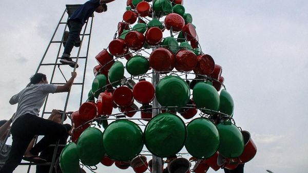 Di Sidoarjo Ada Pohon Natal dari Perabotan Rumah Tangga Lho