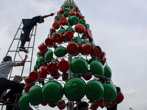 Di Sidoarjo Ada Pohon Natal dari Perabotan Rumah Tangga Lho