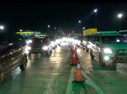 Video Suasana Gerbang Tol Cikampek Utama Malam ini