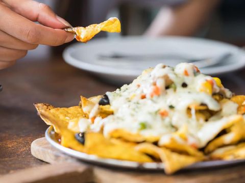 Ilustrasi nachos saus keju