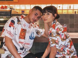 Foto Berenang Bareng, Awkarin dan Anak Wishnutama Didesak Nikah