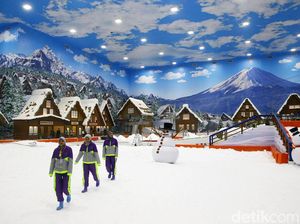 Potret Wahana Main Salju Trans Snow World Bintaro