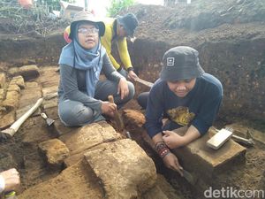 Ekskavasi Situs Pendem di Batu Temukan Pondasi Batur dan Koin Belanda Ekskavasi Situs Pendem di Batu Temukan Pondasi Batur dan Koin Belanda