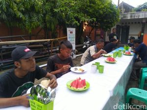 Juru Parkir-Anak Punk Santap Makanan Gratis di Alun-alun Ciamis Juru Parkir-Anak Punk Santap Makanan Gratis di Alun-alun Ciamis
