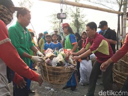 Kerja Bakti Massal di Pantai Surabaya Kumpulkan Sampah 9,5 Ton