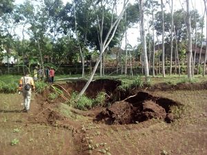 Fenomena Tanah Amblas Wonogiri, Diduga Ada Sungai di Bawahnya Fenomena Tanah Amblas Wonogiri, Diduga Ada Sungai di Bawahnya