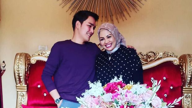 Elly Sugigi da Aditya Gumelar