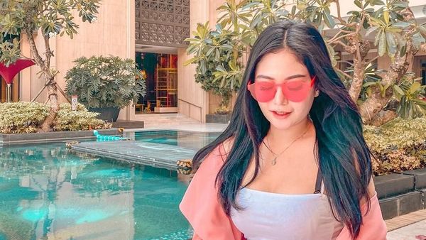 7 Gaya Selebgram Kontroversial yang Naik Motor Sambil Keramas