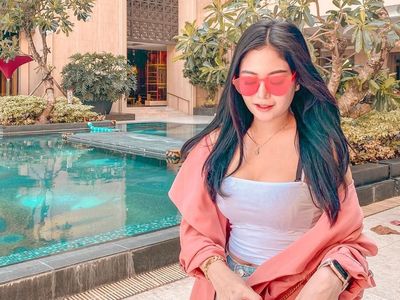 7 Gaya Selebgram Kontroversial yang Naik Motor Sambil Keramas