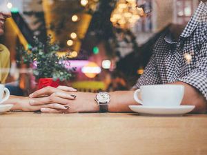 Pengunjung Resto Bermesraan Dipukuli hingga Makanan Perang Dunia