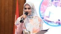 7 Gaya Ngantor Mulan Jameela Saat Jadi Anggota DPR, Ada yang Dikritik