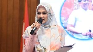 7 Gaya Ngantor Mulan Jameela Saat Jadi Anggota DPR, Ada yang Dikritik