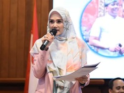 Singkap Rok & Unjuk Legging Endorse-an, Mulan Dituding Hijrah Demi Politik