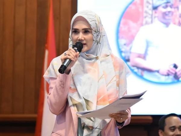 7 Gaya Ngantor Mulan Jameela Saat Jadi Anggota DPR, Ada yang Dikritik