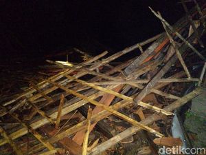 9 Rumah Warga Bojonegoro Ambruk Diterjang Angin Kencang 9 Rumah Warga Bojonegoro Ambruk Diterjang Angin Kencang