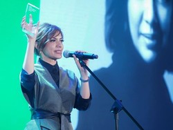 Penampilan Najwa Shihab Pakai Sneakers G-Dragon yang Bikin Iri Kpopers