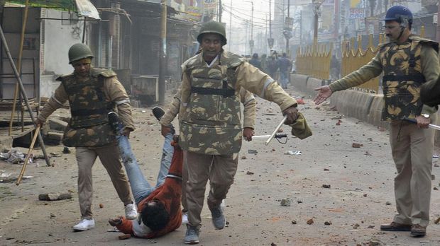 Security personnel detain a protester during demonstrations against India's new citizenship law in Meerut on December 20, 2019. - Five more protesters died in fresh clashes on December 20 between Indian police and demonstrators, taking the death toll to 14 from more than a week of unrest triggered by a citizenship law seen as anti-Muslim, as thousands rallied at the nation's biggest mosque. (Photo by STR / AFP)