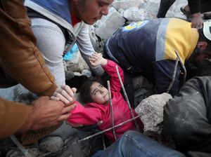 Penyelamatan Dramatis Bocah Suriah di Tengah Gempuran Udara