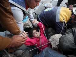 Penyelamatan Dramatis Bocah Suriah di Tengah Gempuran Udara